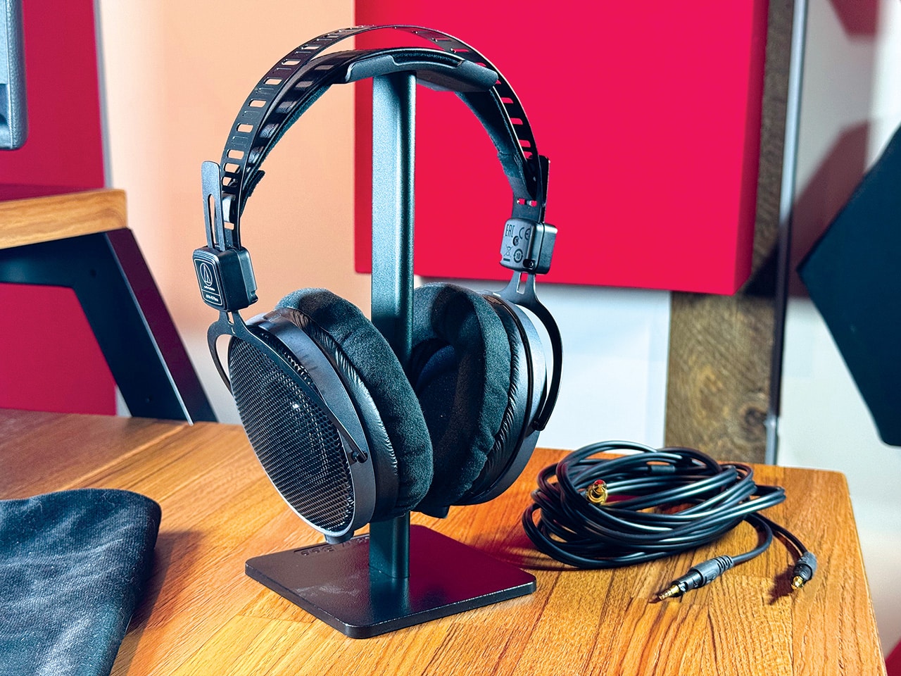 audio-technica ATH-R30x 新品同様 Audio Technica ATH-R30X Headphones | FrontEndAudio.com